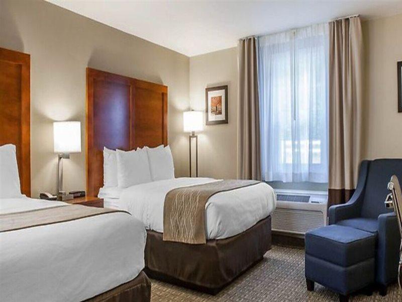 Comfort Inn & Suites Sturbridge-Brimfield Экстерьер фото