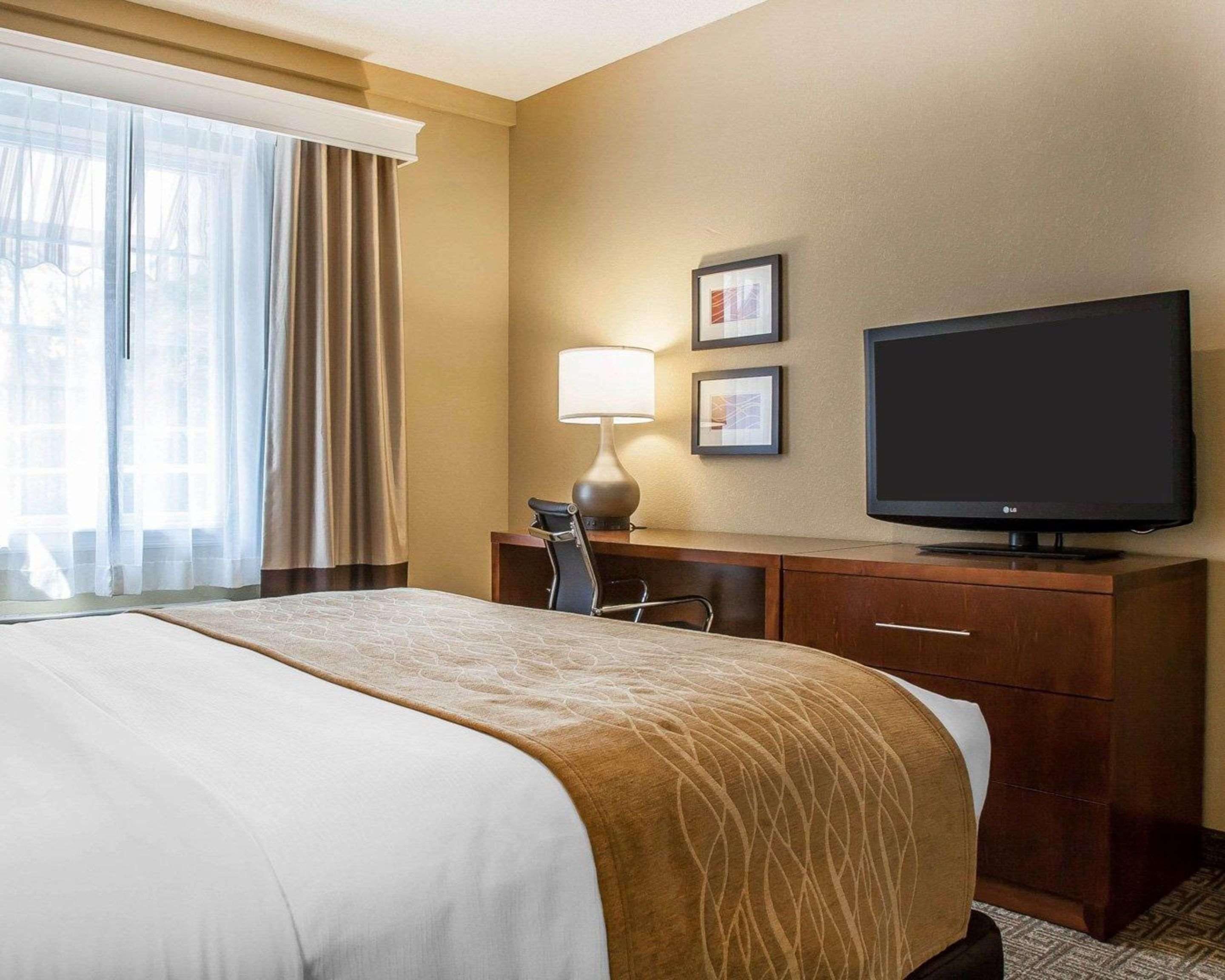 Comfort Inn & Suites Sturbridge-Brimfield Экстерьер фото