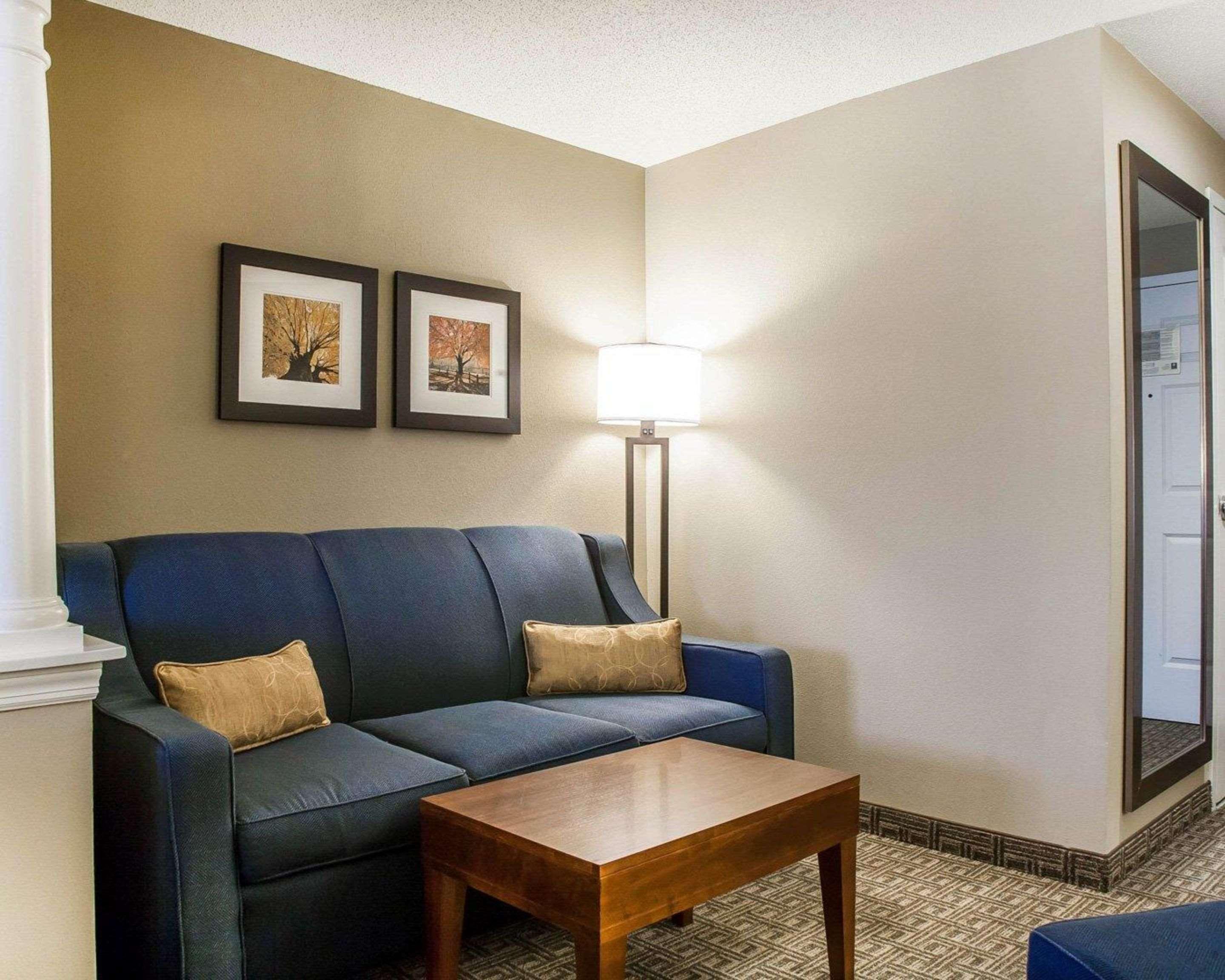 Comfort Inn & Suites Sturbridge-Brimfield Экстерьер фото