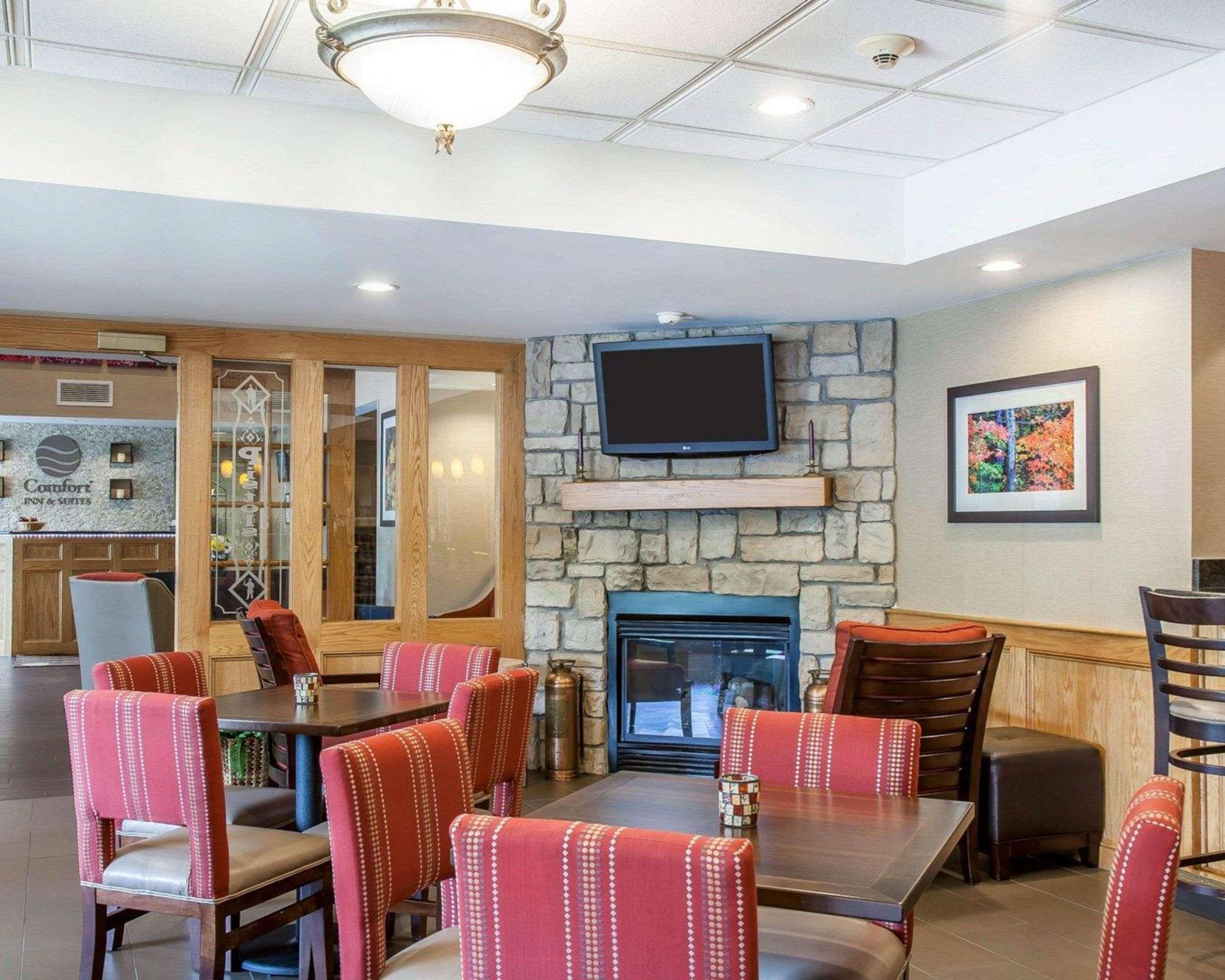 Comfort Inn & Suites Sturbridge-Brimfield Экстерьер фото