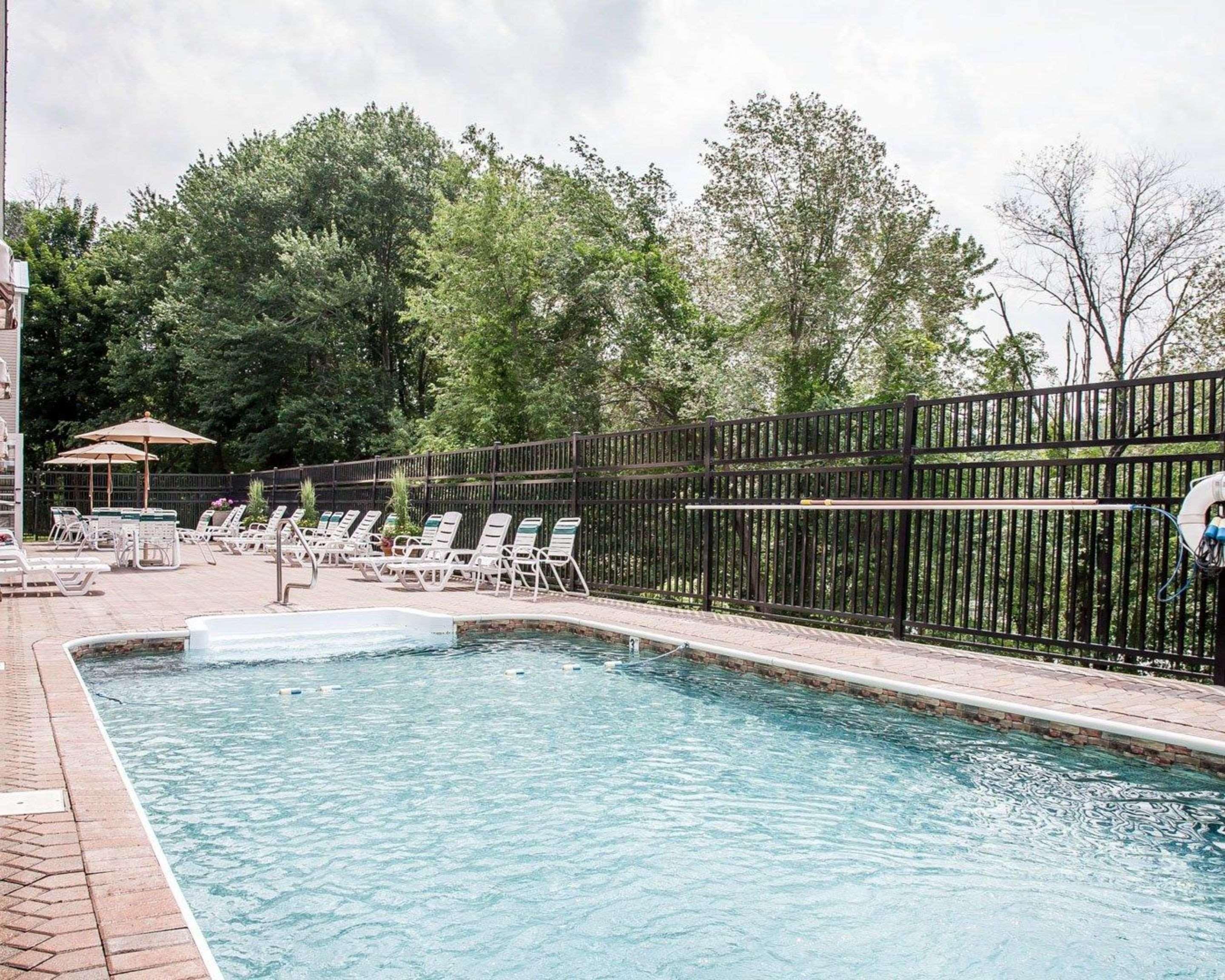 Comfort Inn & Suites Sturbridge-Brimfield Экстерьер фото