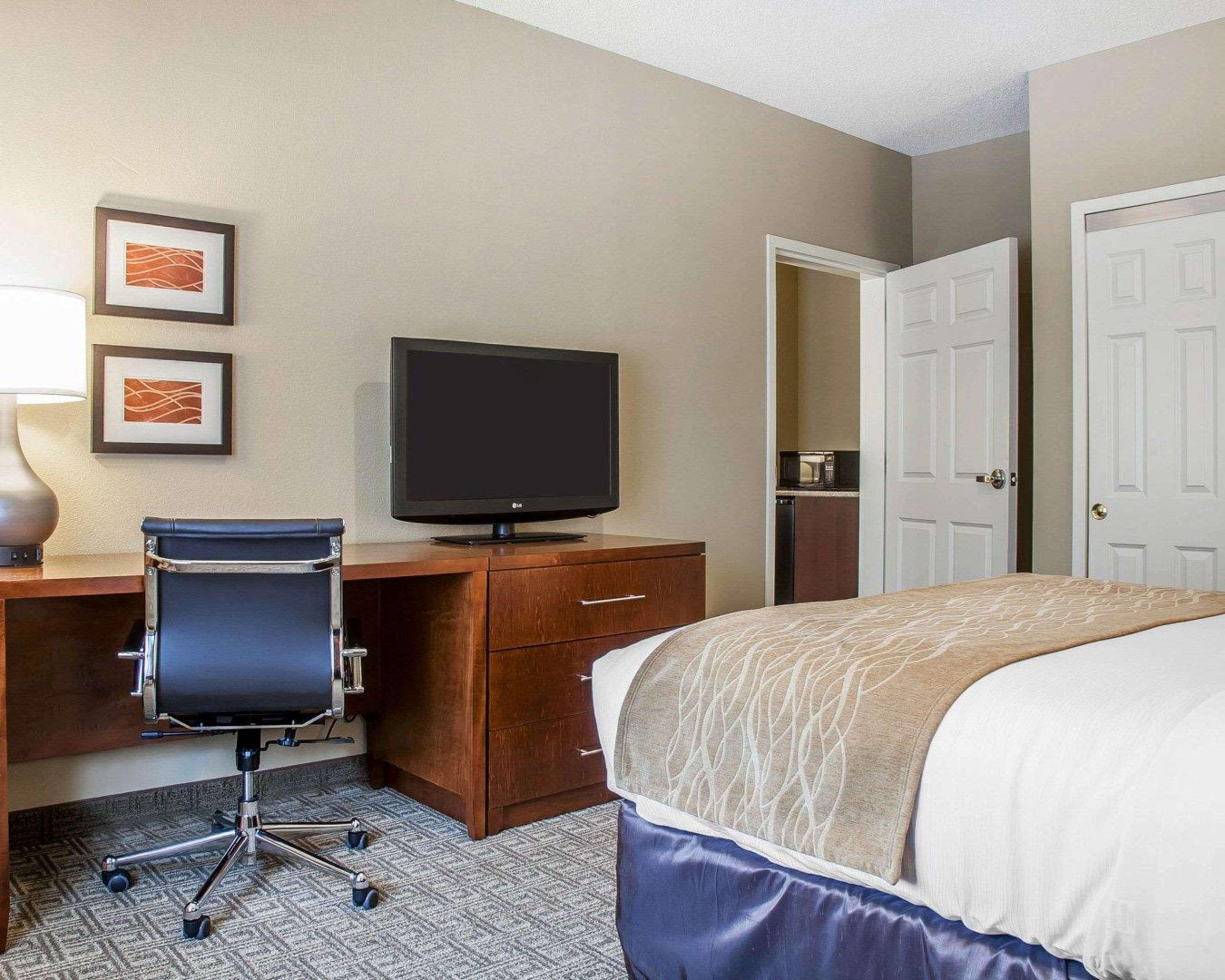 Comfort Inn & Suites Sturbridge-Brimfield Экстерьер фото