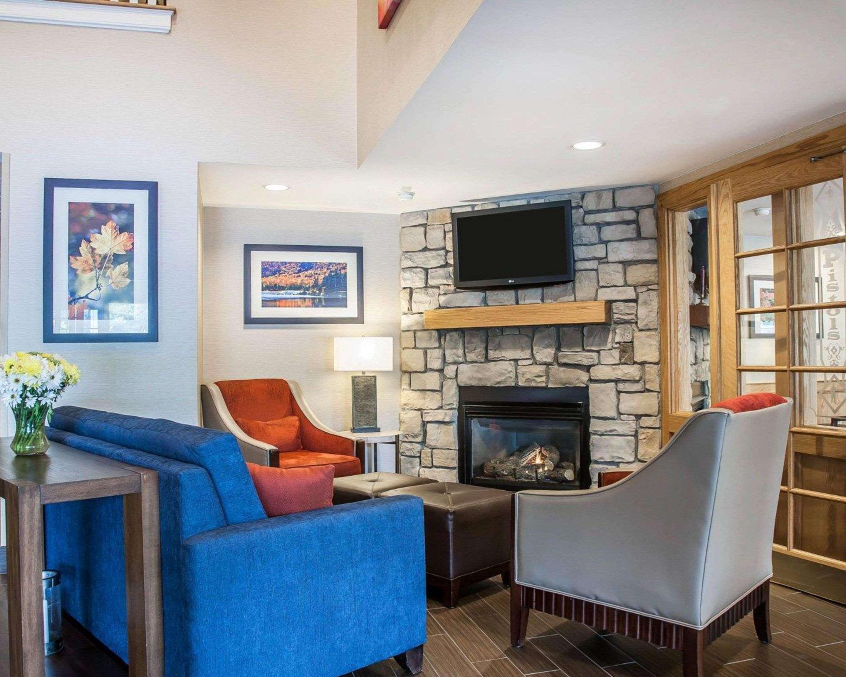 Comfort Inn & Suites Sturbridge-Brimfield Экстерьер фото